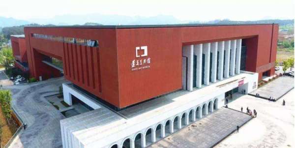 用艺术诠释青春的气息,用艺术致敬红色经典