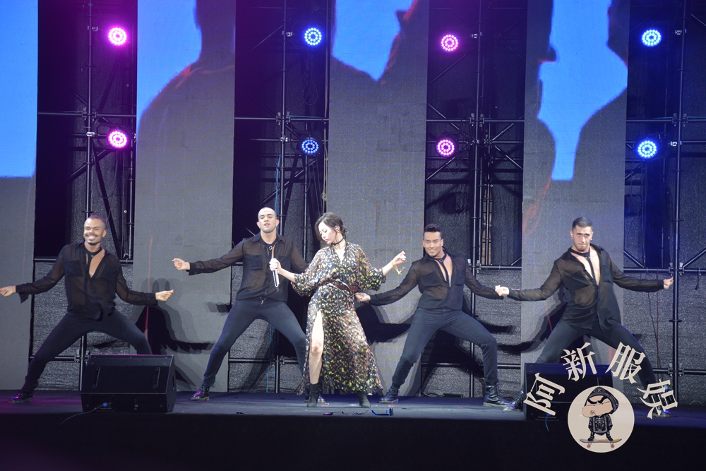 张靓颖黑色长裙气场全开惊艳十足,张靓颖穿深v大秀身材唱歌