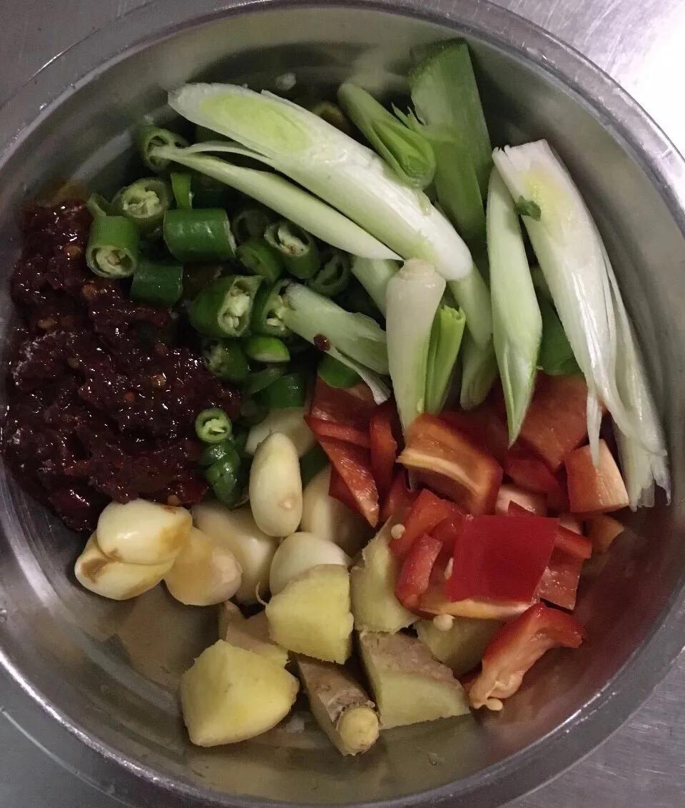 微距离魔幻厨房‘魔幻君’教你如何做红烧杂鱼