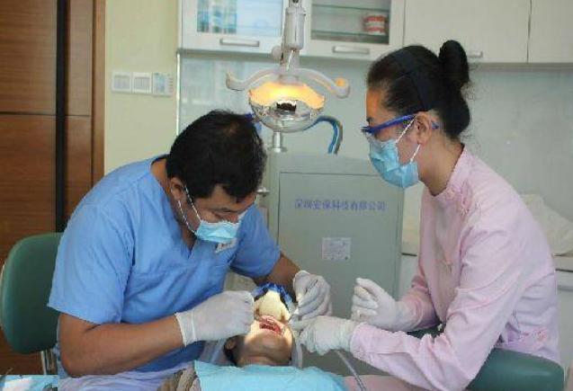 孩子异物卡喉妈妈及时救治,孩子卡喉妈妈机智施救朋友圈