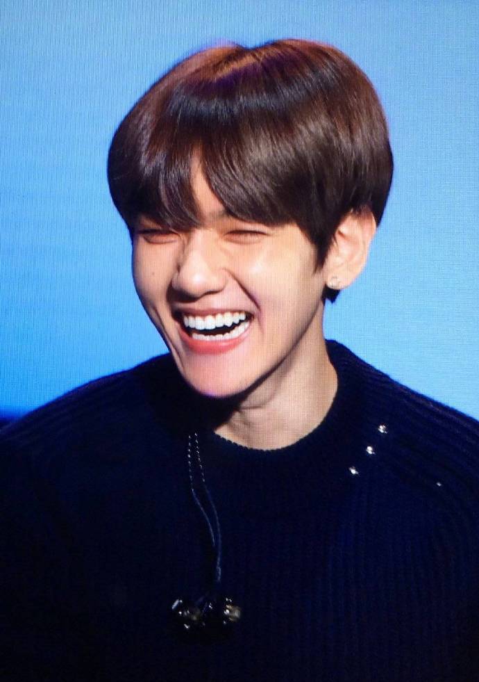 exocallmebaby舞台边伯贤金俊勉,exo金俊勉从人群中走出来