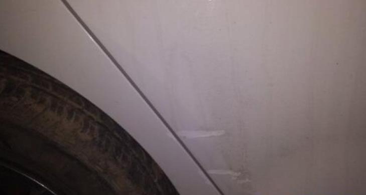 爱车轻微刮蹭走保险还是私了,爱车剐蹭了