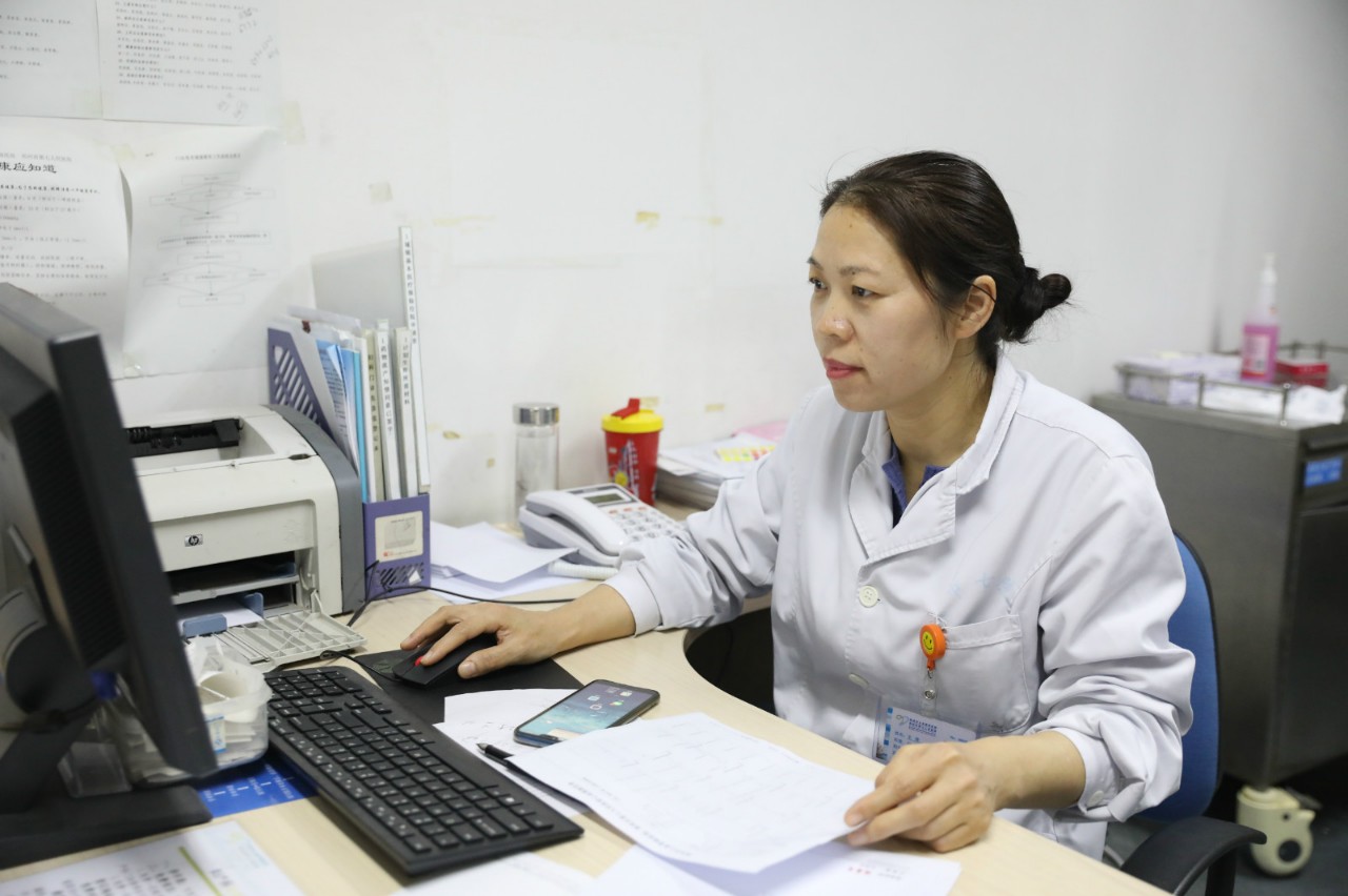 61岁阿姨尿*禁失**，每天都得穿尿不湿出门！经她治疗，如今跳起广场舞