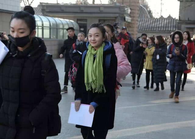 08年惊艳世界的林妙可，12岁与38岁演员拍亲密戏，现状却令