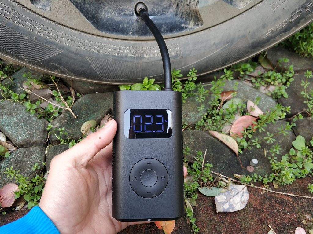 米家推出首款可以给汽车轮胎打气的设备，体积只有一个手机那么大