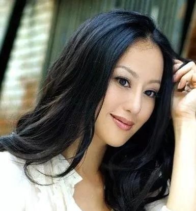 没有烈焰红唇照样slay全场，她的裸色口红真厉害