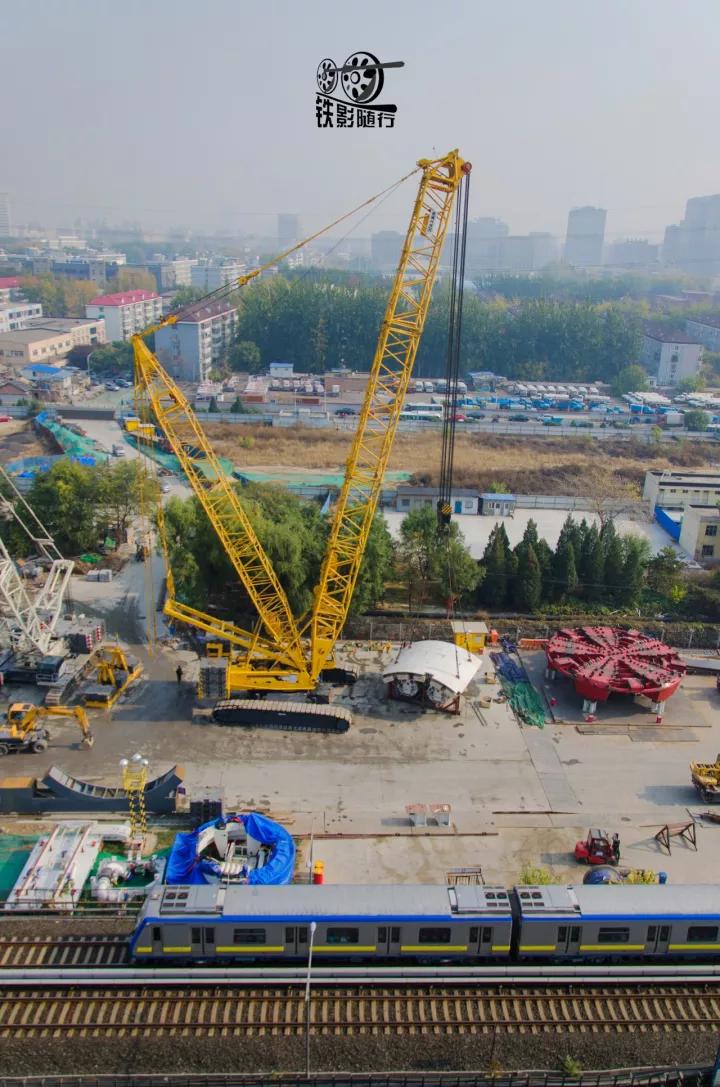 火车来了行人车辆请注意安全,行人车辆请注意火车就要来了