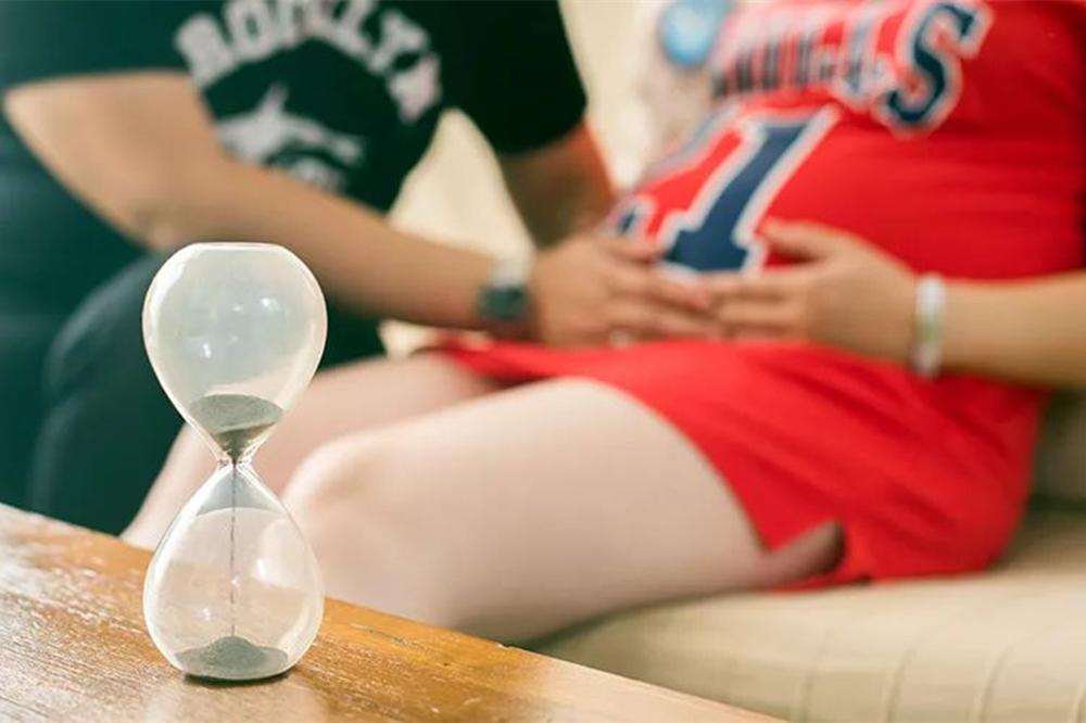 胎动一直在右边宝宝是什么姿势,宝宝在左边胎动明显说明什么