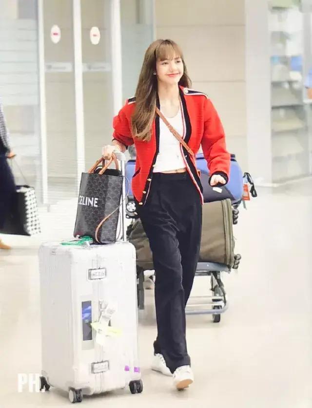 拥有lisa同款铁刘海,拥有香奈儿包包