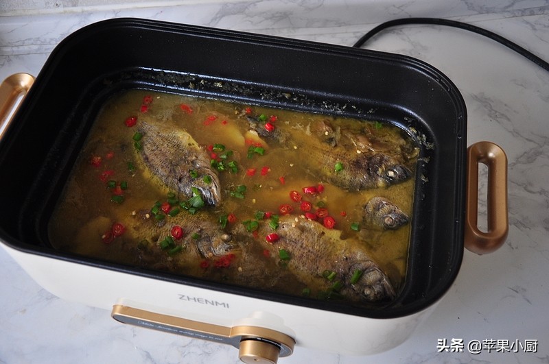 巧手主妇用海鱼做酸菜鱼，味道也不错，汤鲜肉也美味，都说味不错