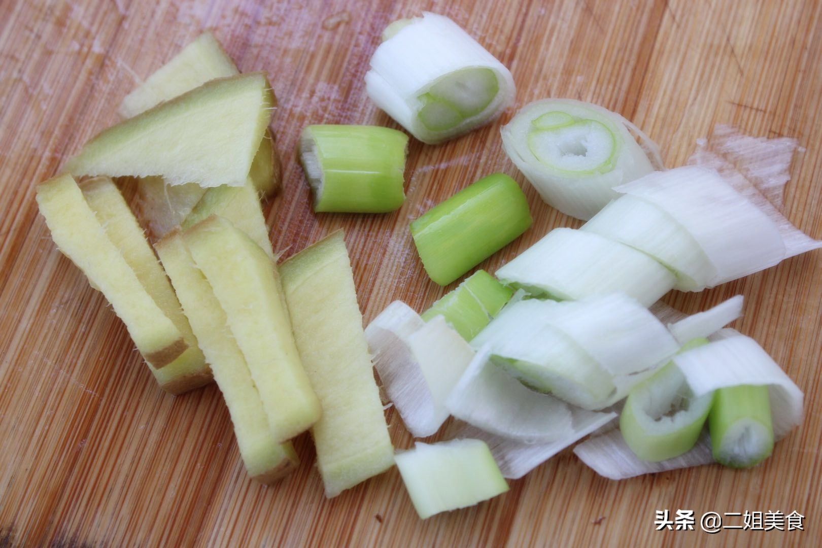 炖酸菜用不用先炒一下,炖酸菜要不要盖盖子