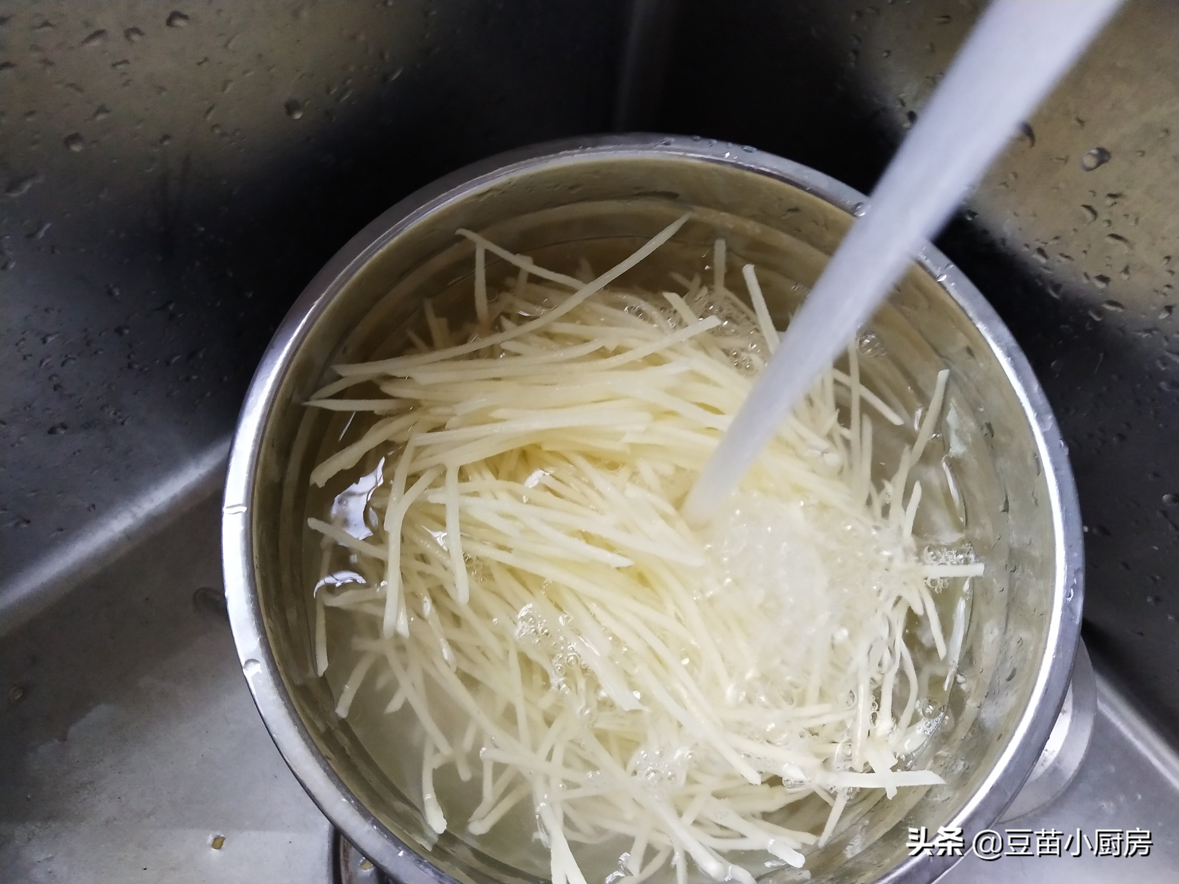 炒土豆丝就糊是怎么回事,炒土豆丝会因为多而不脆