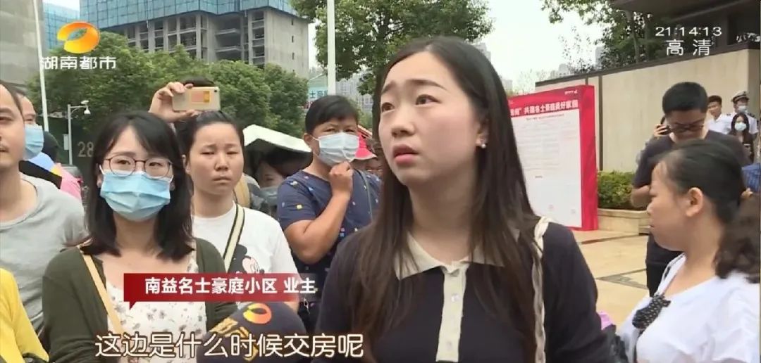 房门距离太近，开门就“打人”！护栏太矮，儿童易出事！开发商回应：开门前看看猫眼，我们建的不是幼儿园