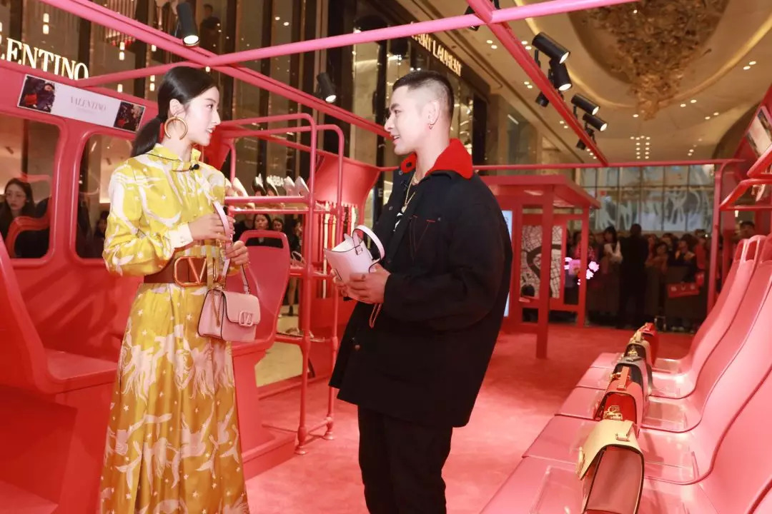 我抓住了一位资深柜员，道出了如何让你掏钱买包的秘密