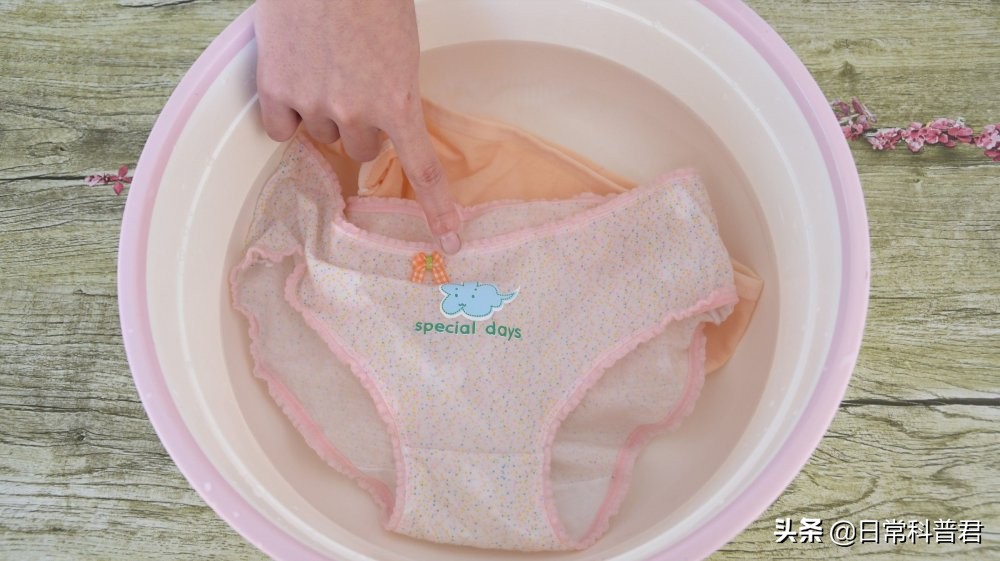 白色裤有污垢怎么洗干净,新买的内裤怎么洗干净