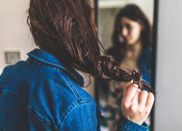 小孩头发有异味是怎么回事,刚烫头发上的异味怎么消除