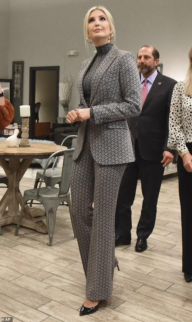 伊万卡穿西装的视频,伊万卡穿黑色西装