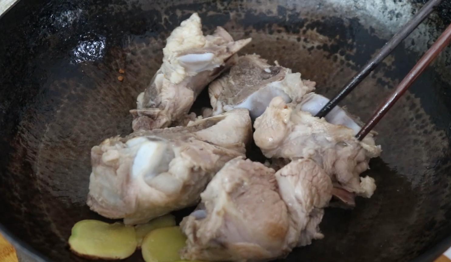 炖骨头汤切记加冷水,炖骨头汤不放料酒去腥怎么做