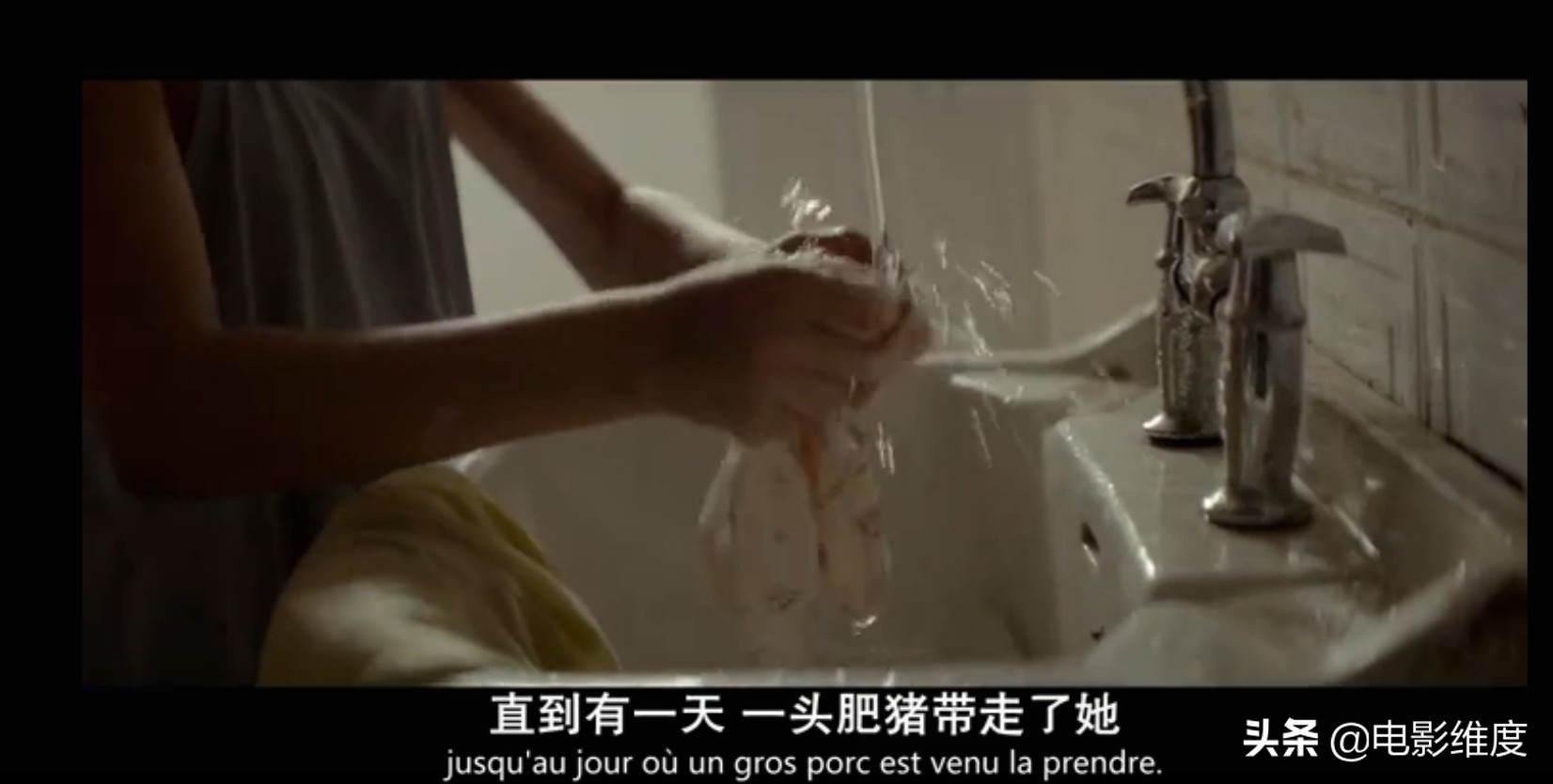 12岁男孩扎因在贫民窟挣扎求生，最后起诉父母生而不养！