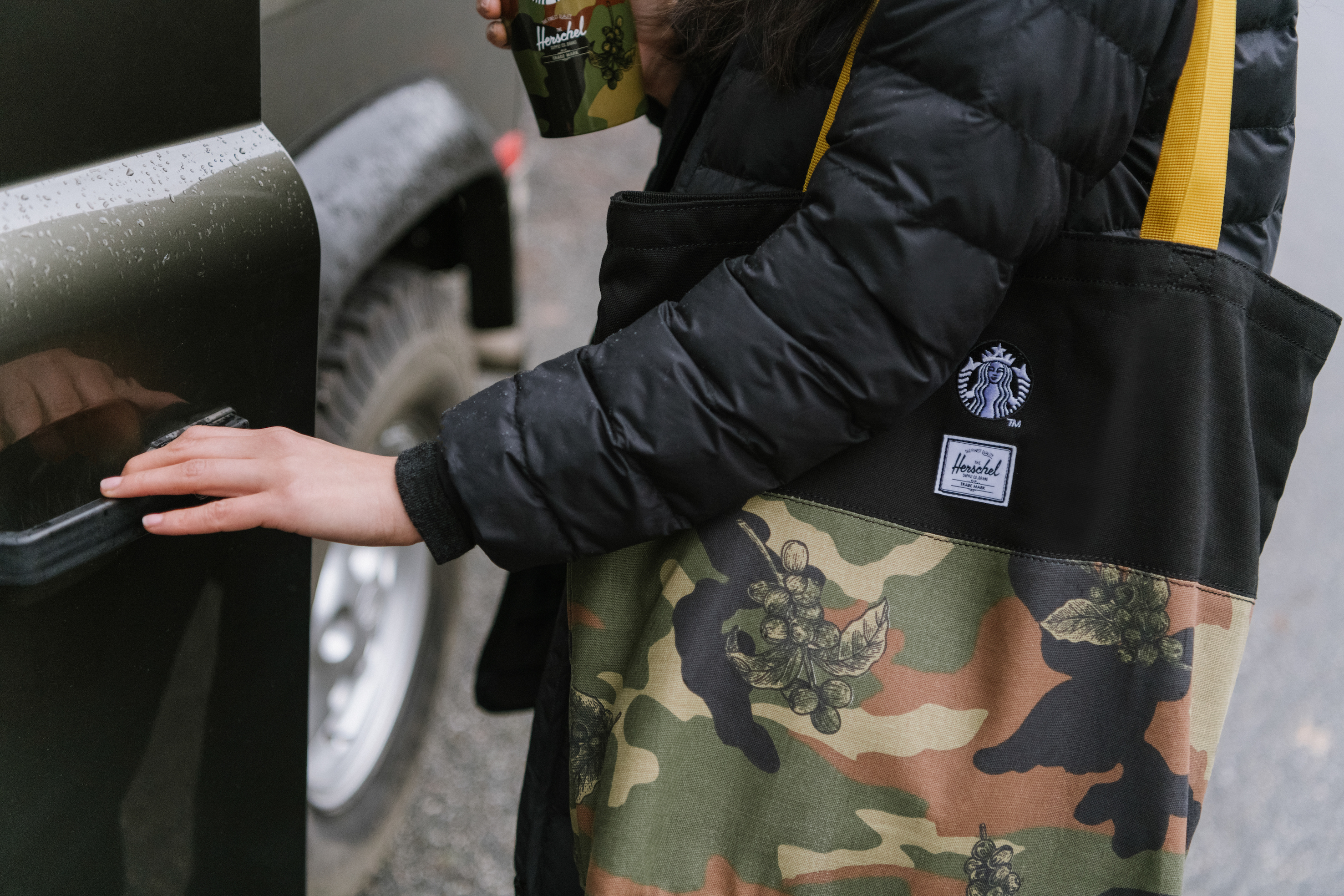 HerschelSupply携手星巴克中国呈献冬季特别合作系列