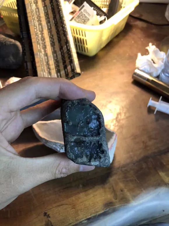 没想到居然是这样的翡翠原石,一件不起眼的翡翠原石