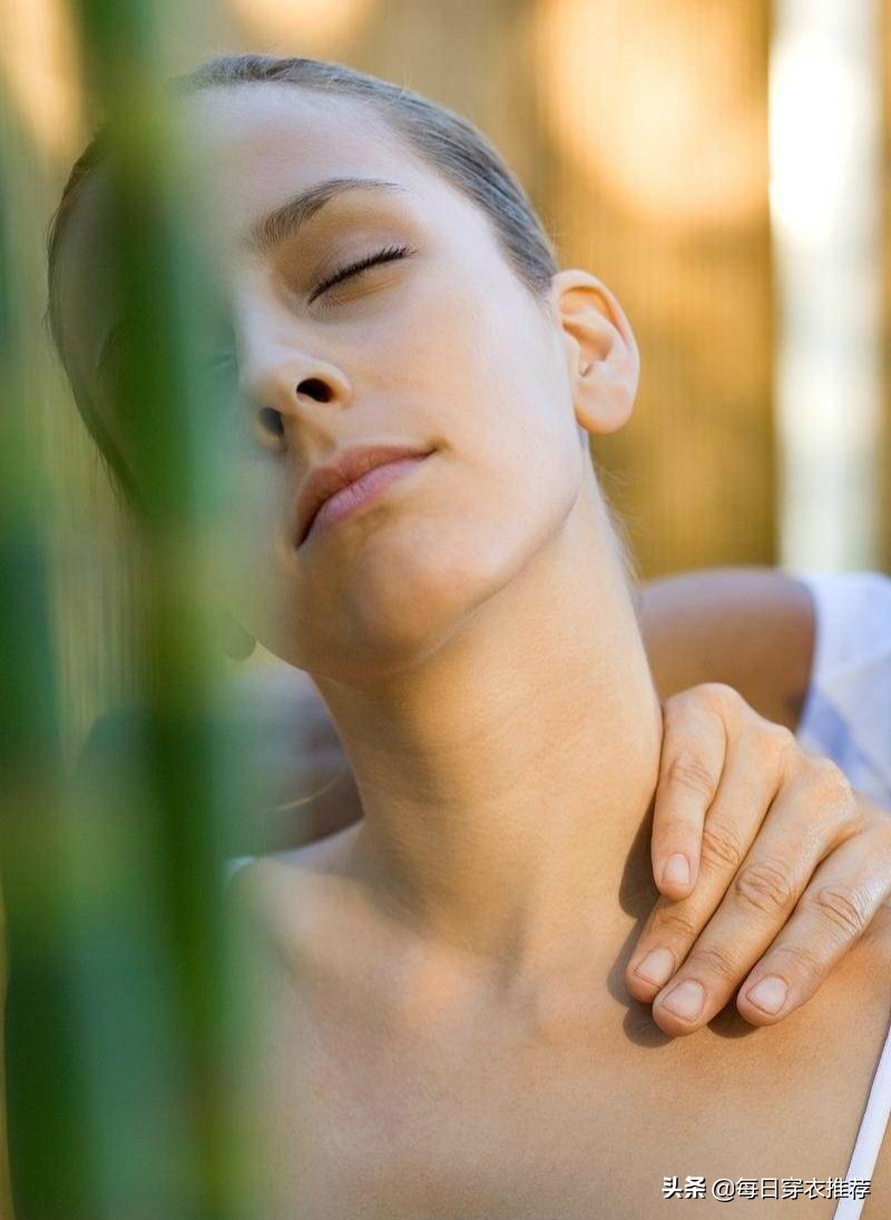 敷面膜时：上面的塑料纸切记别扔掉，教你正确方法，面膜吸收更好