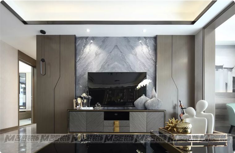 有钱人看不上眼的横厅，在他这里却变成了贵气的中式宫廷