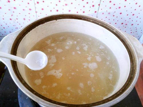 煮的小米粥颜色不黄亮是咋回事,小米粥不放碱能熬出米油吗