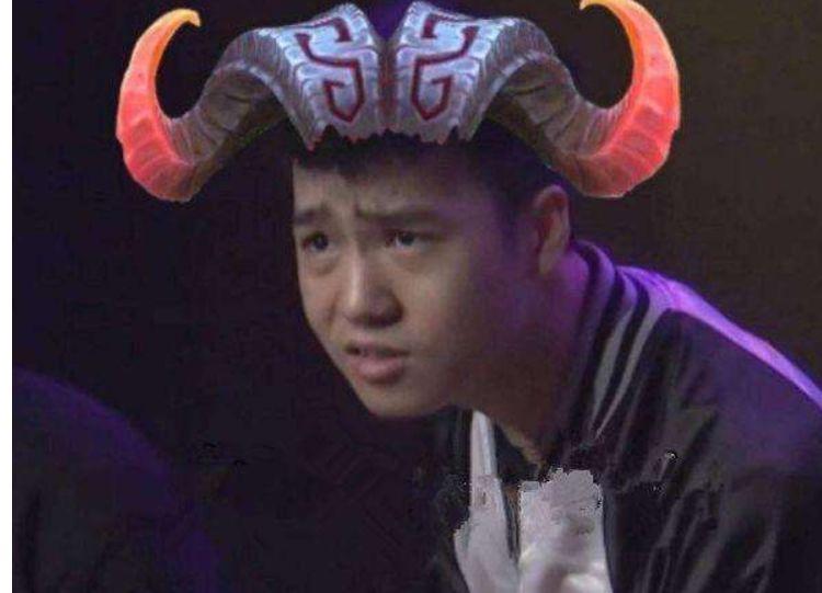 严君泽当uzi的辅助我也行,uzi小虎二打五严君泽反应