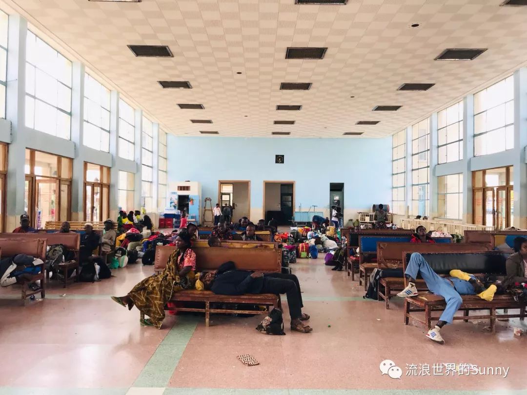 流浪非洲，乘坐中国援建火车去赞比亚，满满的亲切