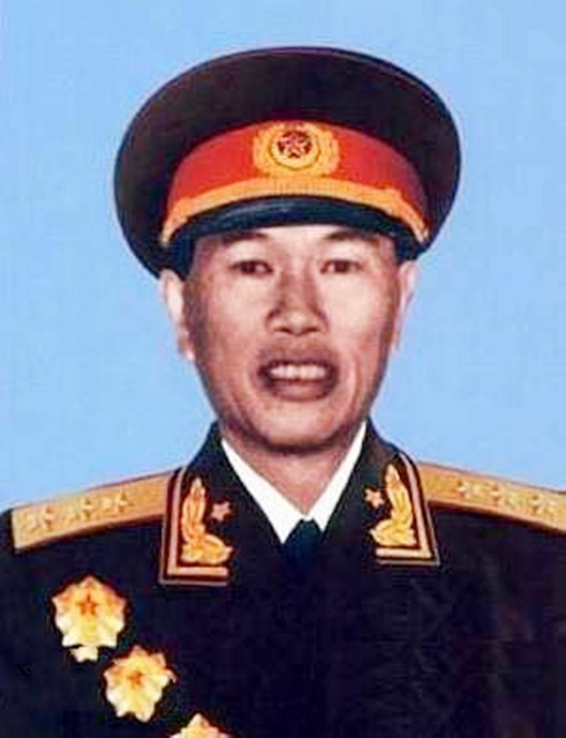 邓华缴获五箱白金龙烟，只给主席一支，主席笑笑：“财不露白”啊