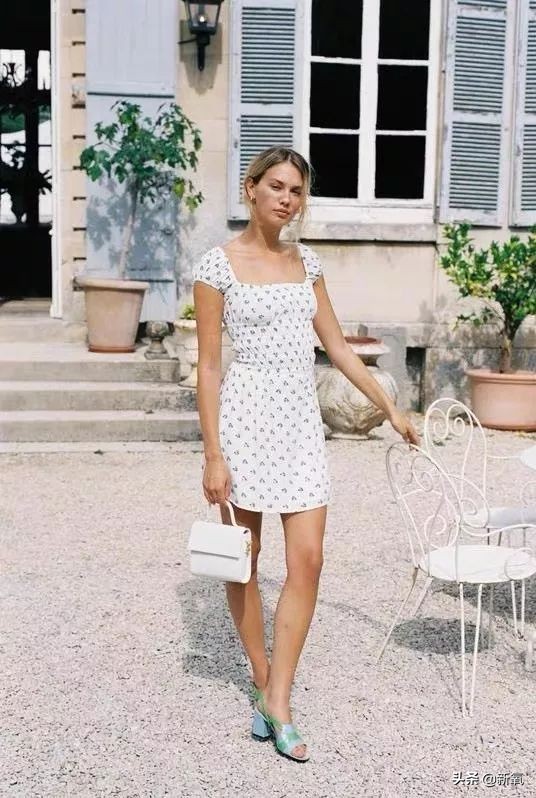 钟楚曦同款连衣裙丝绒,钟楚曦同款白色吊带连衣裙