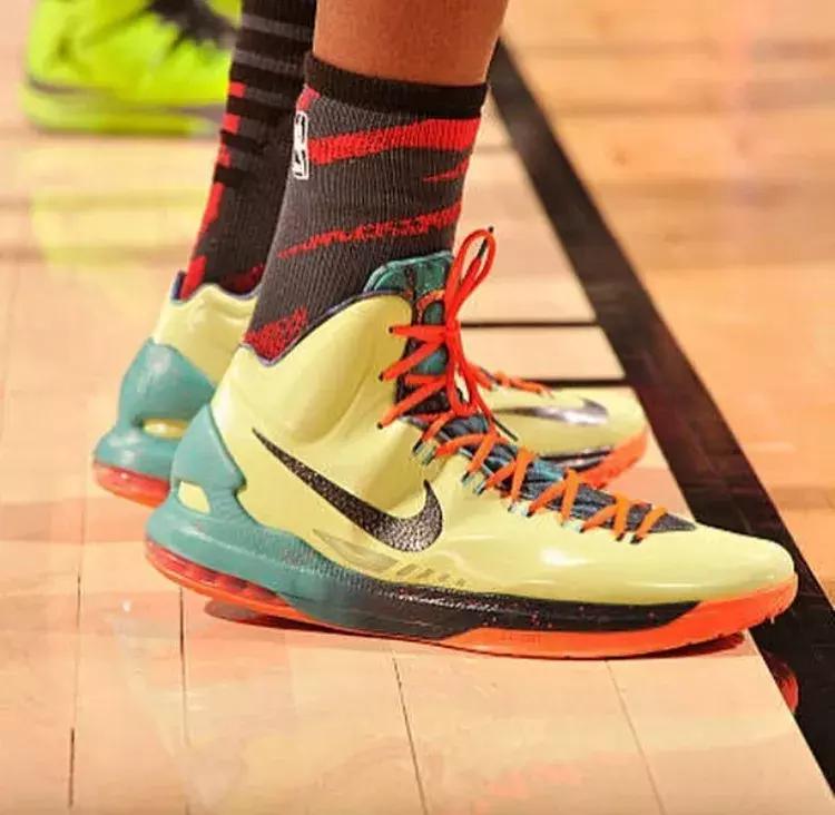 nba球星今日上脚库里,nba球星今日上脚球鞋