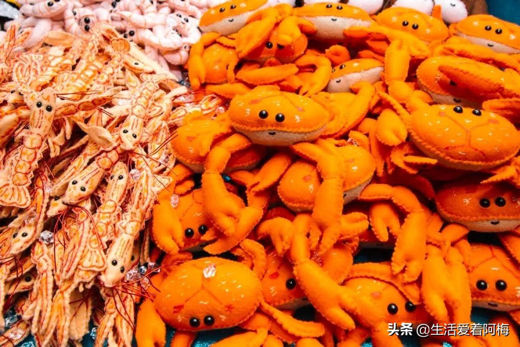 她开了间超市，卖的东西却全是假的，9000件商品，竟被一抢而空