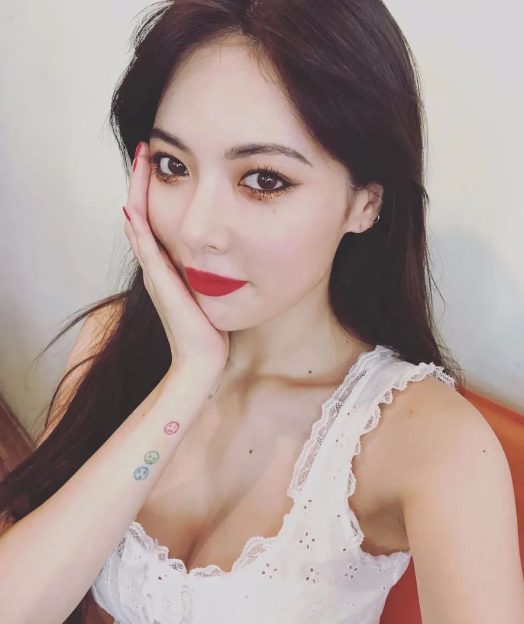 泫雅大秀身材,泫雅甜酷情侣写真