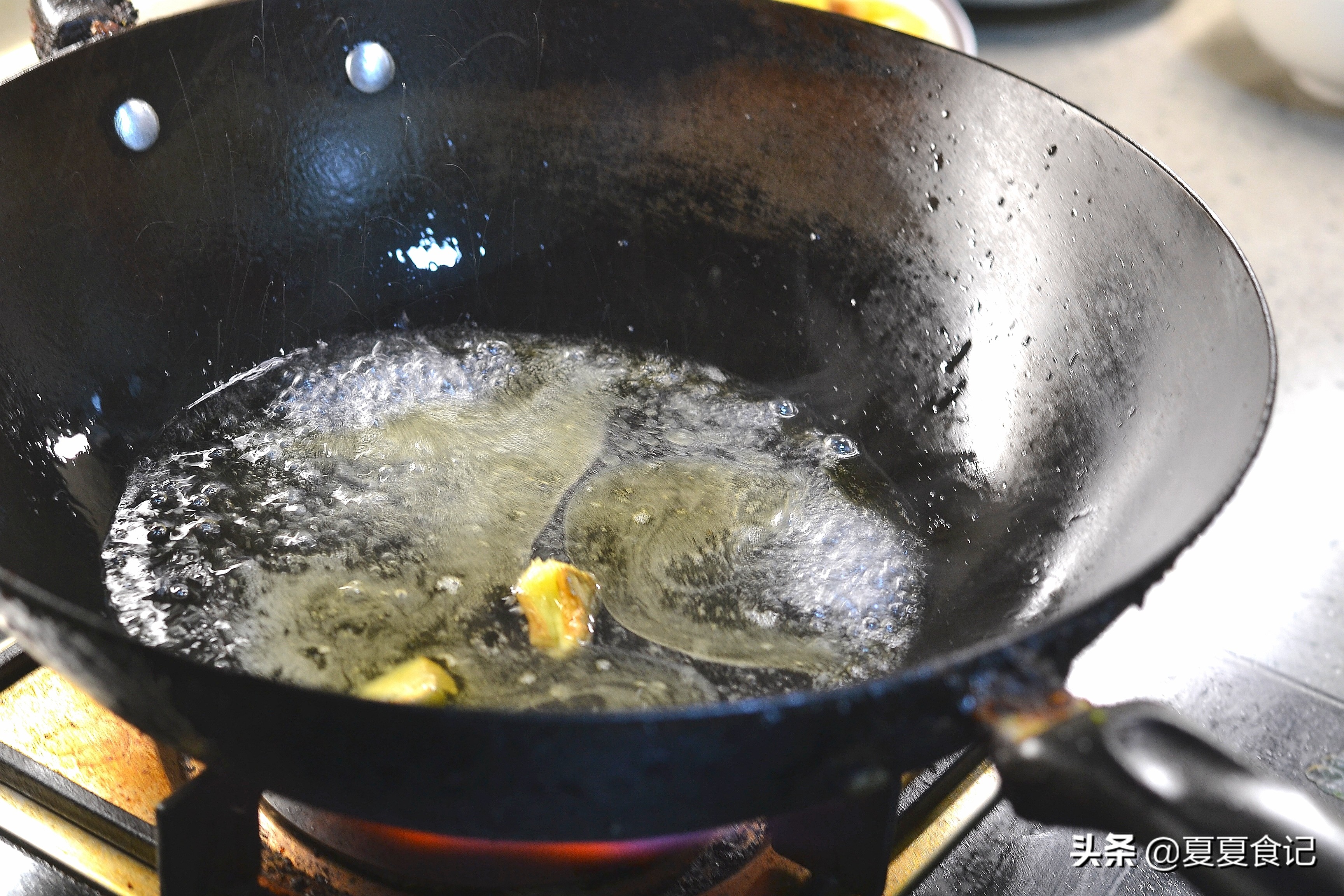 红烧鱼不煎不炸如何调配酱汁,红烧鱼教你正确做法鲜香入味