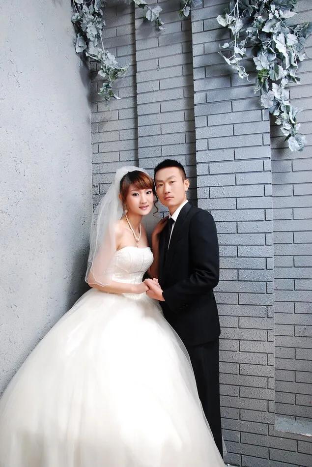 39岁前国脚,曾是中超标王,今携手足坛美女老总,妻子是中戏美女