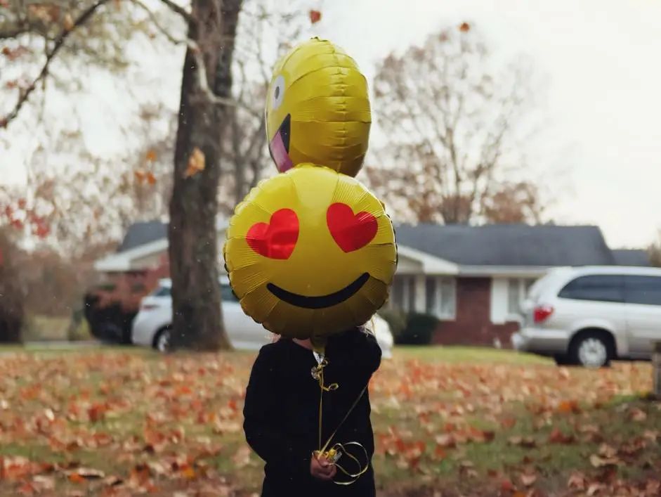 表情符号如何丰富语言使用,表情符号在交流中的作用