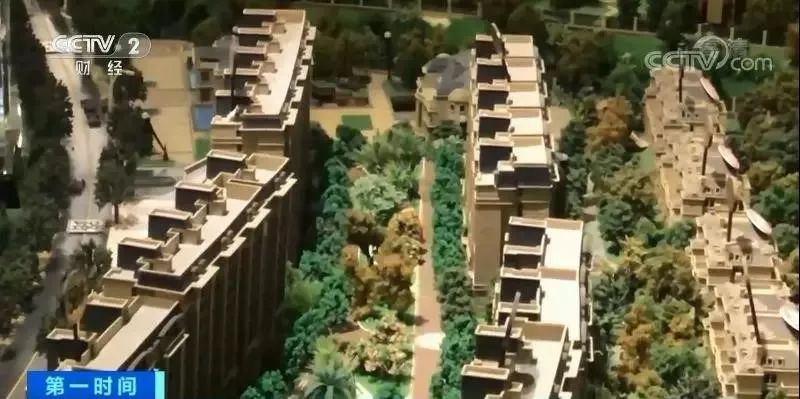 裸眼4D塑胶人工湖、水泥地上种草皮,开发商那些骚断腰的迷惑行为