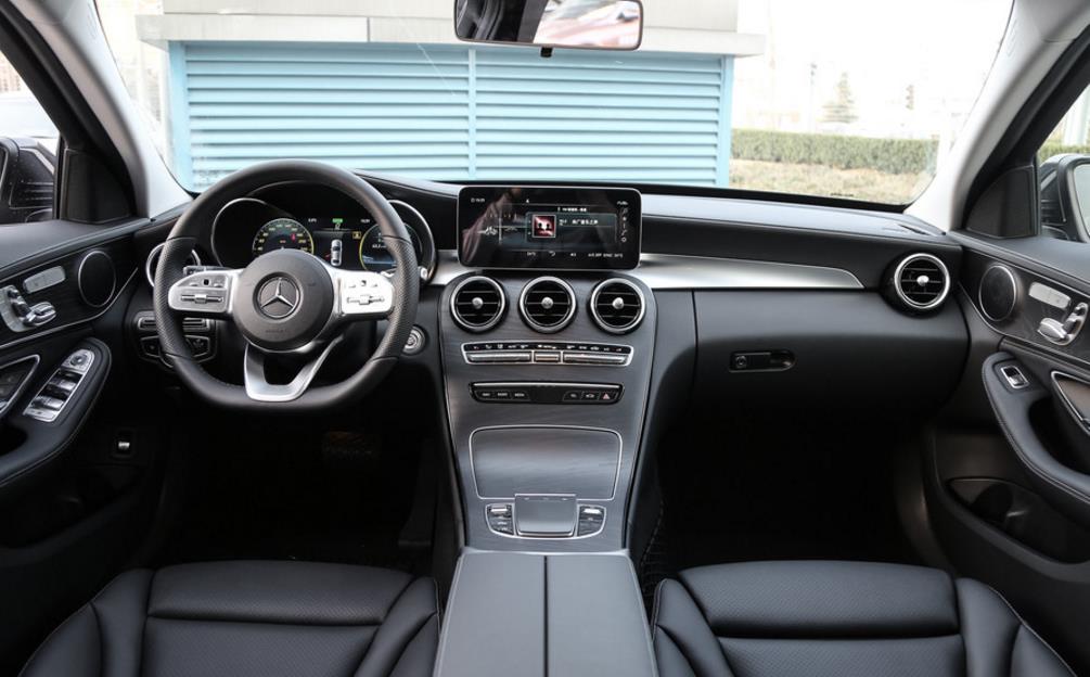 奔驰c级现在值得买吗还是等新款,奔驰c级能买到以前的老款吗