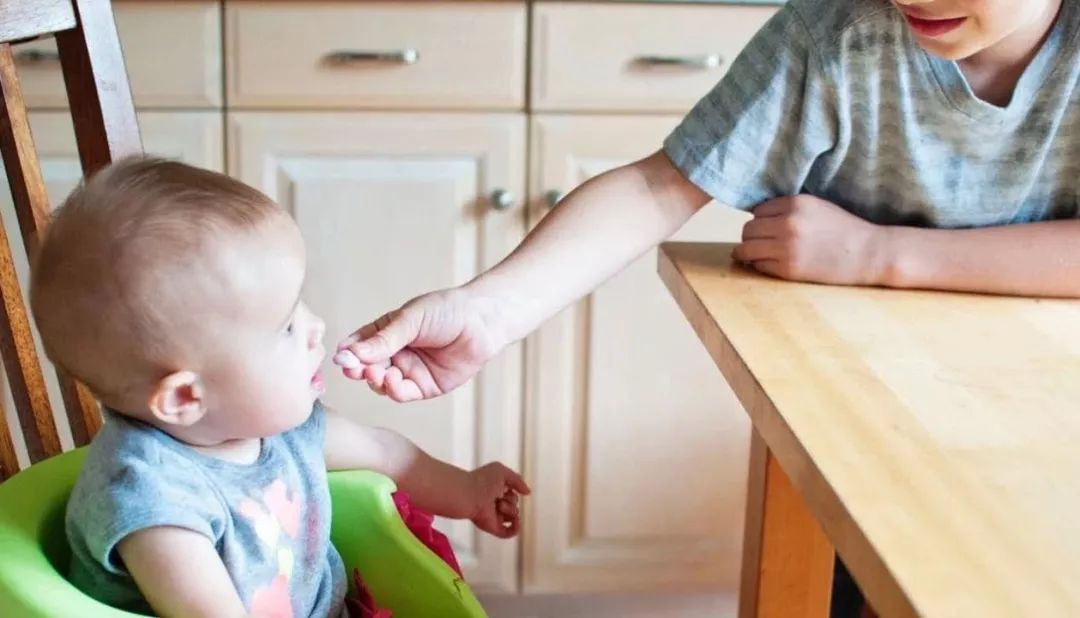 纠正孩子吃饭小妙招,三岁小孩教你玩玩具