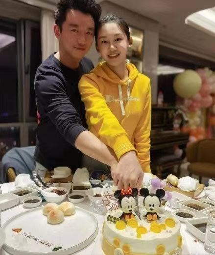 苗苗给郑恺裹毯子,苗苗给郑恺录视频