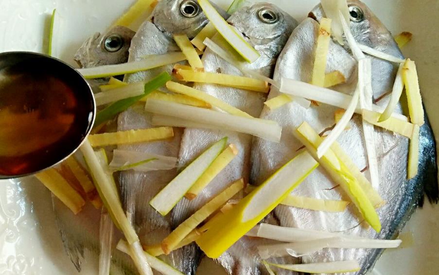 煎鲳鱼不粘铁锅不破皮的正确做法,煎鲳鱼如何不破鱼皮