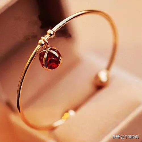 女人佩戴什么样的手镯最养人,女人一生最幸福的玉镯