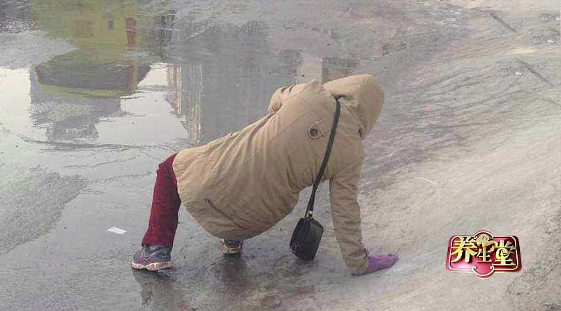 路滑老人摔倒后容易出现的情况,导致老人摔倒有哪些危险的地方