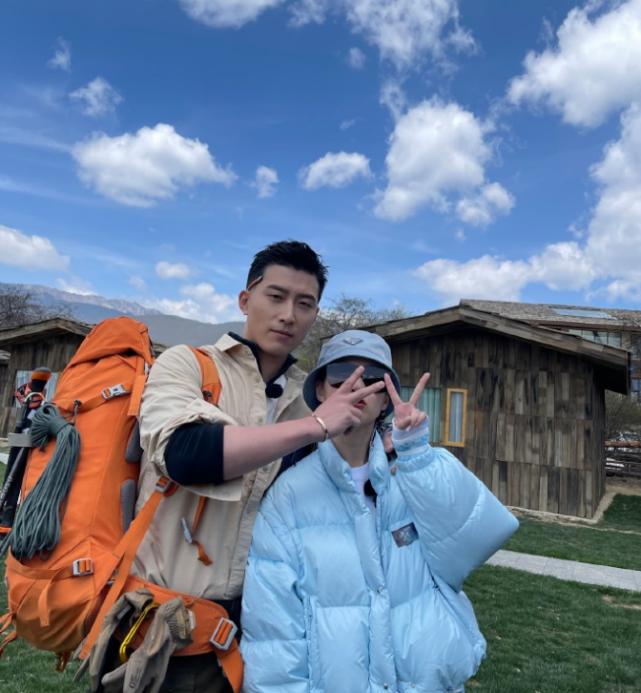 曝何超莲和窦骁,何超莲与窦骁雪山玩摔跤