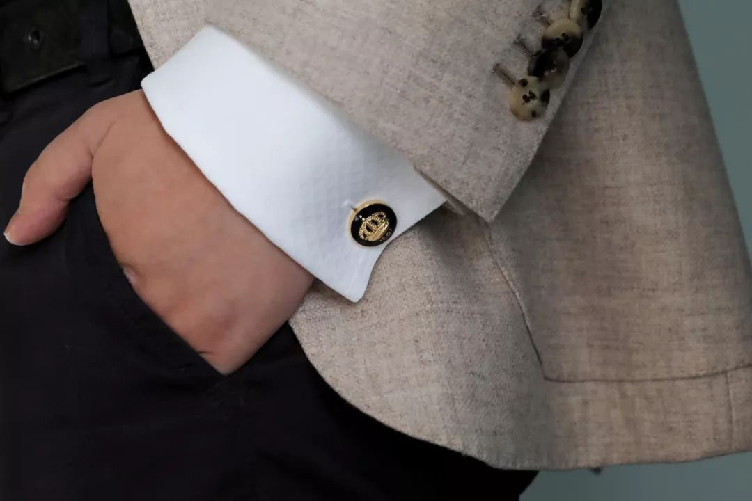 瑞典皇家配饰品牌，几百块戴出万元质感，金色手镯男女戴都好看