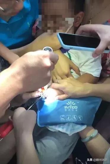 小朋友手指被卡消防救援,消防救援小孩手指卡在门上的小孔