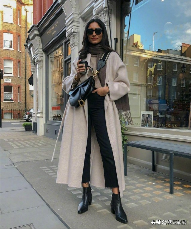 穿大衣配短雪地靴好看么,雪地靴鞋搭配大衣好看吗