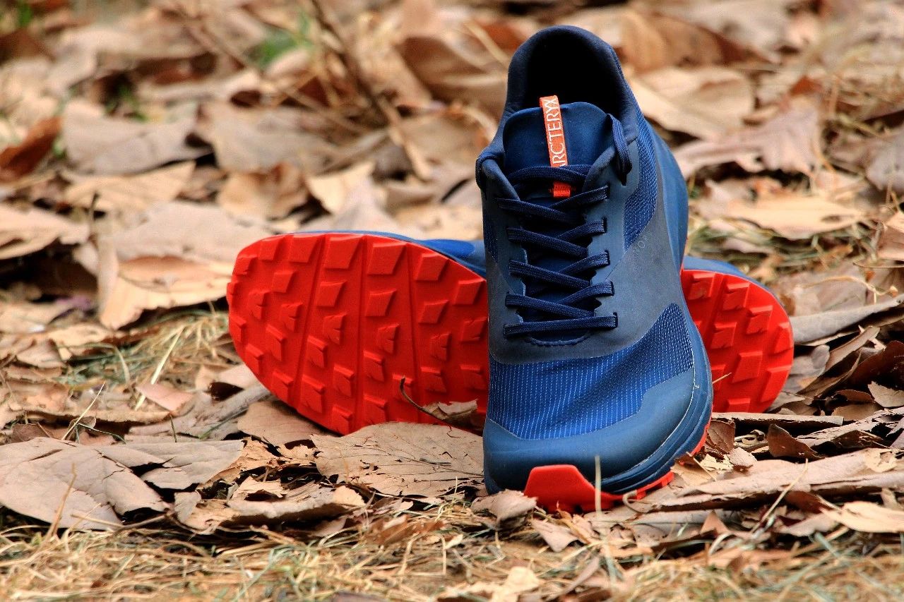 公认脚感最好的户外鞋始祖鸟,始祖鸟越野跑鞋高帮灰色